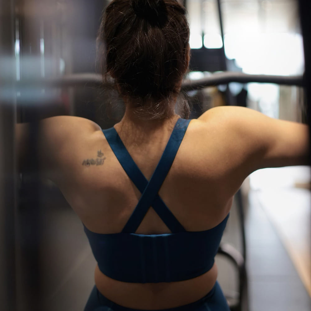 పైన ఫోటోలో కనిపిస్తున్న హీరోయిన్ ఎవరో గుర్తుపట్టారా.. ? టోన్డ్ బాడీ కోసం ఈ అమ్మడు జిమ్ లో తెగ కష్టపడుతుంది. ఇంతకీ ఆమె ఎవరో తెలుసా.. తెలుగులో వరుస హిట్స్ అందుకుని గోల్డెన్ బ్యూటీగా మారింది. అయినప్పటికీ ఆమెకు ఆశించిన స్థాయిలో అవకాశాలు రాలేదు. 