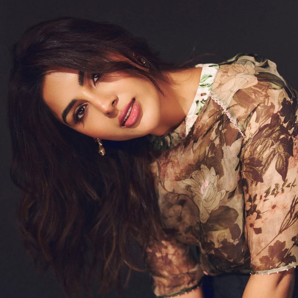  గోల్డెన్ లెగ్ అయినప్పటికీ ఈ ముద్దుగుమ్మకు ఆశించిన స్థాయిలో అవకాశాలు మాత్రం రాలేదు. ప్రస్తుతం నిఖిల్ నటిస్తున్న స్వయంభు చిత్రంలో నటిస్తుంది. ఈ సినిమా కోసం ఈ అమ్మడు గుర్రపు స్వారీ, యుద్ధ విధ్యలో శిక్షణ సైతం తీసుకుంది. అలాగే మహారాగ్ని: క్వీన్ ఆఫ్ క్వీన్స్ అనే హిందీ చిత్రంలోను న‌టిస్తోంది.