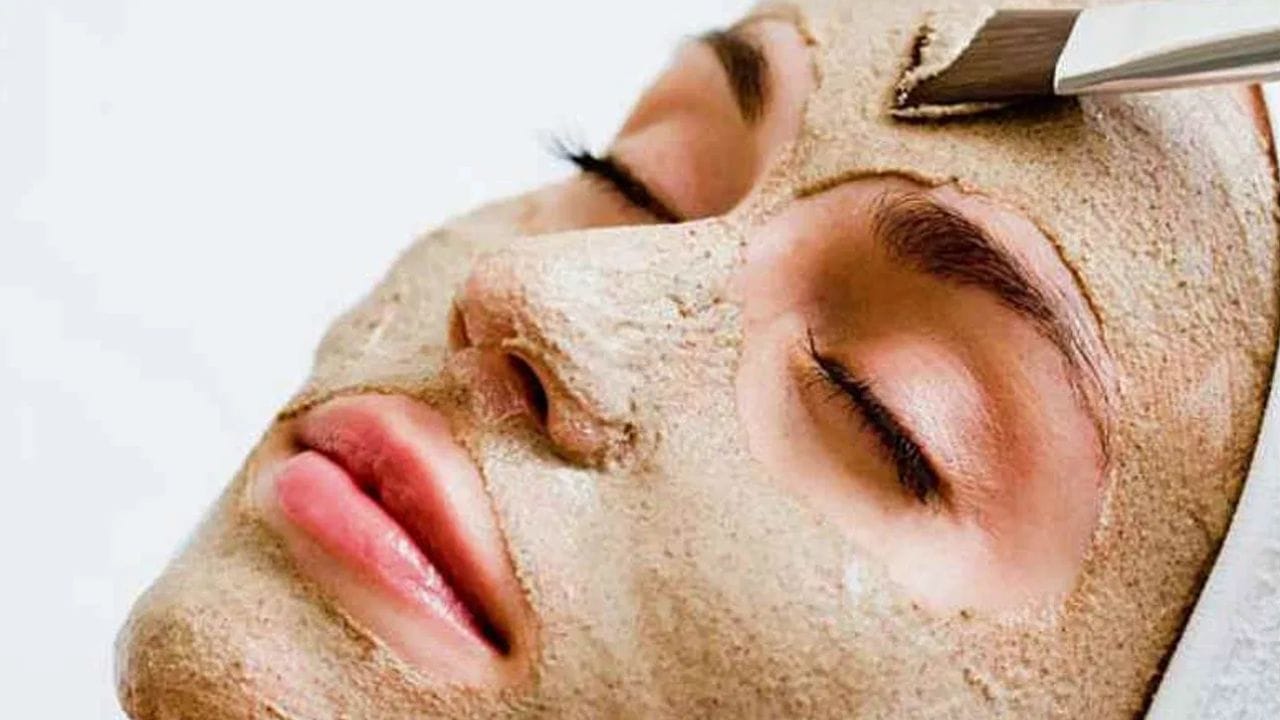 ముడతలు రాకుండా రక్షణ: గంధం పొడిలో ఉండే సెస్క్వి టర్పిన్ అనే రసాయన సమ్మేళనం చర్మం లోపల కొలాజెన్ బ్యాండ్లను ఆరోగ్యంగా ఉంచుతుంది. ఇది చర్మం ముడతలు పడకుండా రక్షించి, నిగనిగలాడేలా చేస్తుంది. వయసు పెరిగినా ముడతలు రాకుండా ఉండటానికి గంధం ఉపయోగపడుతుందనే పూర్వకాలపు నమ్మకానికి ఇది శాస్త్రీయ ఆధారంగా నిలుస్తోంది.