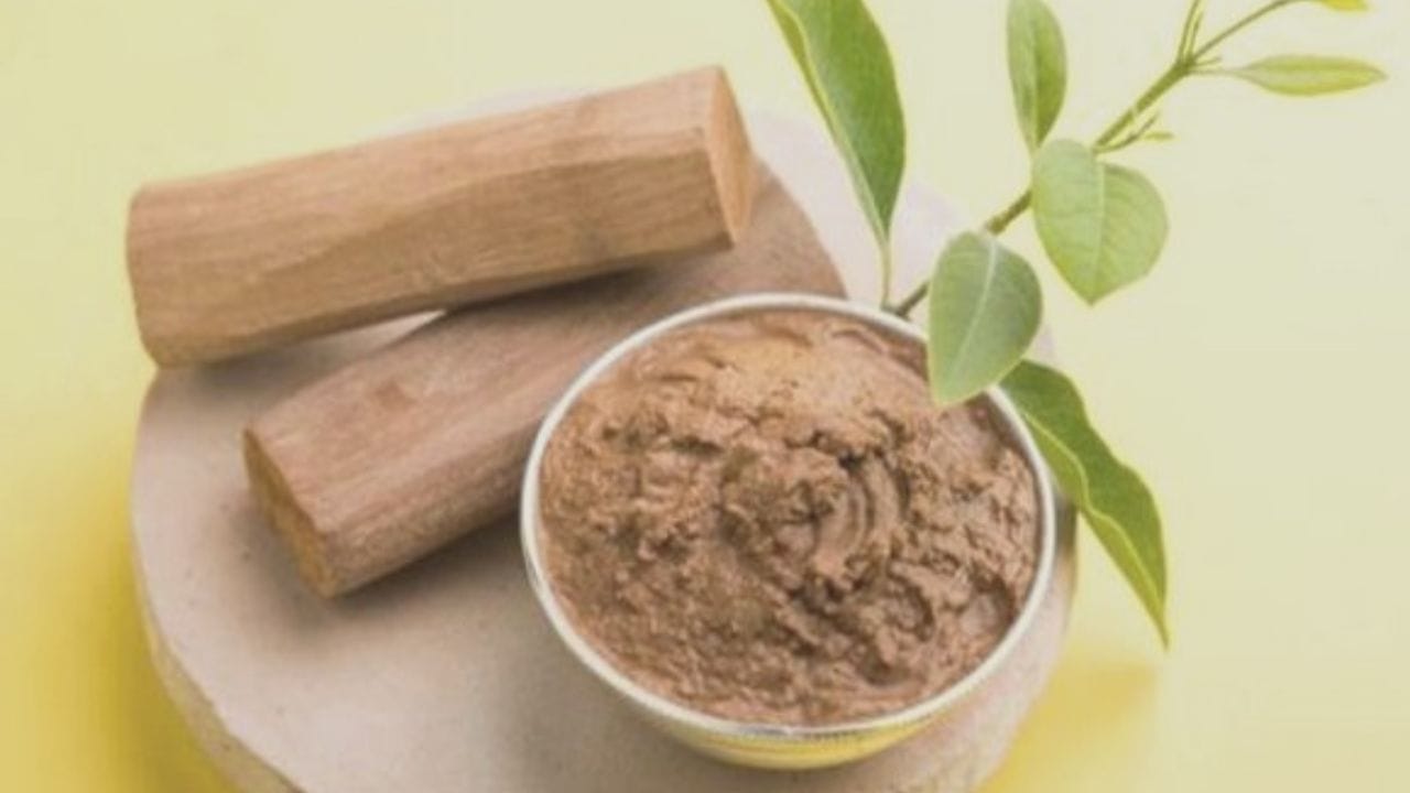 అతినీలలోహిత కిరణాల నుండి రక్షణ: ఎండ నుండి వచ్చే యూవీ కిరణాల నేరుగా చర్మంపై పడడం వల్ల చర్మం తర్వగా కలర్ మారుతుంది. గంధం పొడిలోని శాంటాలిన్ అనే రసాయనం యూవీ కిరణాల వల్ల కలిగే ఈ నష్టాన్ని తగ్గించి, చర్మాన్ని రక్షిస్తుంది. అలాగే ఆల్ఫా శాంటలాల్ బ్యాక్టీరియాను సంహరించడంలో ప్రభావవంతంగా పనిచేస్తుంది. చర్మంపై చేరే బ్యాక్టీరియాల వల్ల కలిగే ఇరిటేషన్, నలుపు వర్ణం ఉత్పత్తిని ఇది తగ్గిస్తుంది. అంతేకాకుండా, చనిపోయిన కణాలను తొలగించి, చర్మాన్ని ఆరోగ్యంగా, కండిషన్‌గా ఉంచడంలో సహాయపడుతుంది.