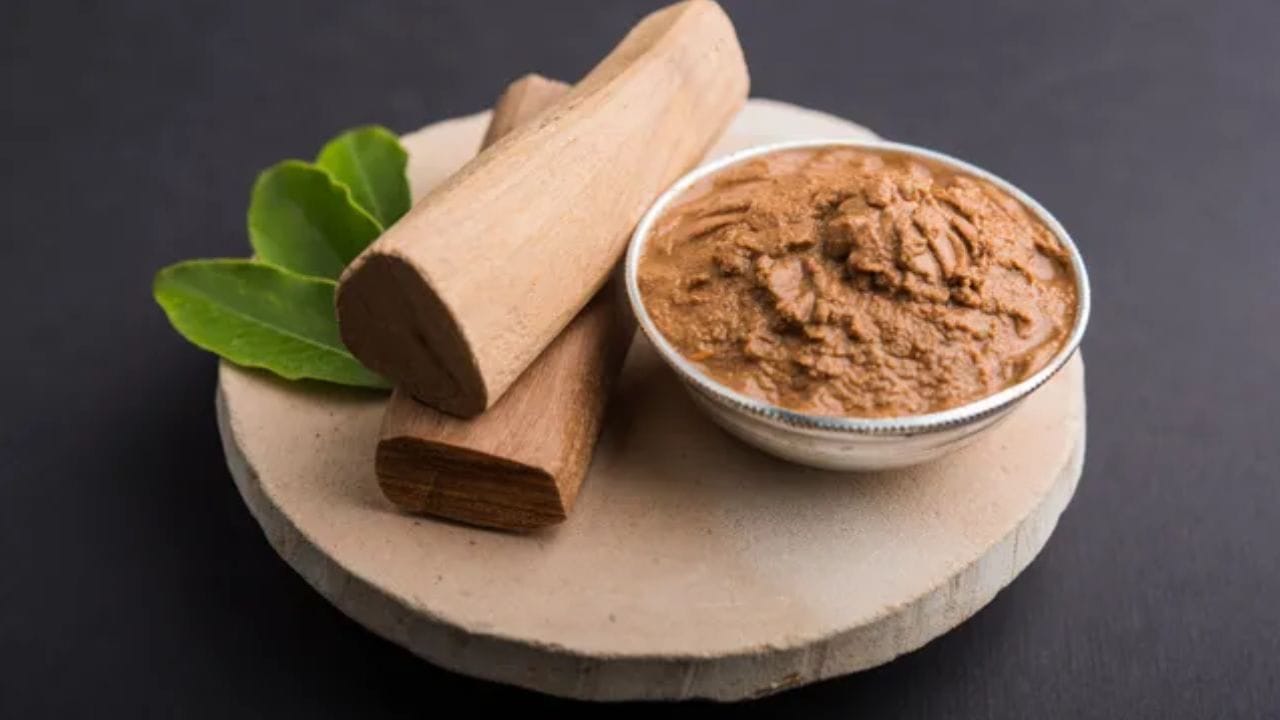 గంధం పొడి చర్మానికి ఆరు రకాల ప్రయోజనాలను అందిస్తుందని రెండు ప్రముఖ అంతర్జాతీయ సంస్థలు పరిశోధనల ద్వారా రుజువు చేశాయి. 2004లో రాయల్ బొటానికల్ గార్డెన్స్ యూకే, అలాగే 2016లో చుంగ్ యాంగ్ యూనివర్సిటీ కొరియా, గంధం పొడిపై విడివిడిగా పరిశోధనలు నిర్వహించి, చర్మ సౌందర్యాన్ని పెంచడానికి, నలుపును తగ్గించడానికి దీనికి ఉన్న ఆరు కీలక ప్రయోజనాలను నిర్ధారించాయి.