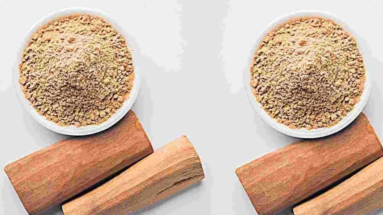 అయితే, మార్కెట్లో లభించే గంధం పొడిలో 99.5% వరకు కల్తీ ఉండే అవకాశం ఉందని నిపుణులు చెబుతున్నారు. స్వచ్ఛమైన ప్రయోజనాలు పొందాలంటే, ఒరిజినల్ గంధపు చెక్కను తెచ్చుకొని, దాన్ని అరిగించుకునే రాయిపై రుద్ది పేస్ట్ లాగా తయారు చేసుకుని వాడటం ఉత్తమం అంటున్నారు. ఇలా స్వచ్ఛమైన గంధపు లేపనాన్ని ముఖానికి లేదా శరీరం మొత్తం అప్లై చేసి, 20-30 నిమిషాల తర్వాత మసాజ్ చేసి స్నానం చేయడం వల్ల పూర్తి ప్రయోజనాలు పొందవచ్చని, చర్మం మంచి గ్లోతో ప్రకాశిస్తుందని ఆయన వివరించారు.