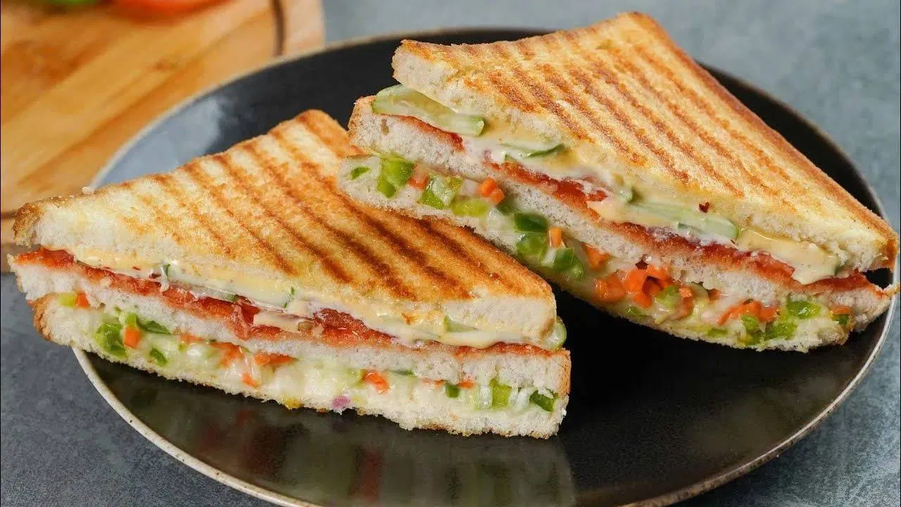 మీకు రుచికరమైన,కడుపు నింపే ఆహారం కావాలంటే శాండ్విచ్లు ట్రై చేయవచ్చు. అంతేకాకుండా శాండ్విచ్లు తయారు చేయడానికి ఎక్కువ సమయం పట్టదు. శాండ్విచ్లో రకరకాల కూరగాయలను కూడా చేర్చుకోవచ్చు. దీంతో శాండ్విచ్లు ఆరోగ్యానికి మేలు చేయడంతో పాటు బరువు తగ్గడానికి కూడా సహాయపడతాయి.