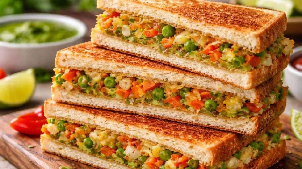 ఇంట్లో దొరికే ప్రాథమిక పదార్థాలతో శాండ్విచ్లు తయారు చేసుకోవచ్చు. దోసకాయ, టమాటా, ఉల్లిపాయ మొదలైన వాటితో శాండ్విచ్లు తయారు చేసుకోవచ్చు.