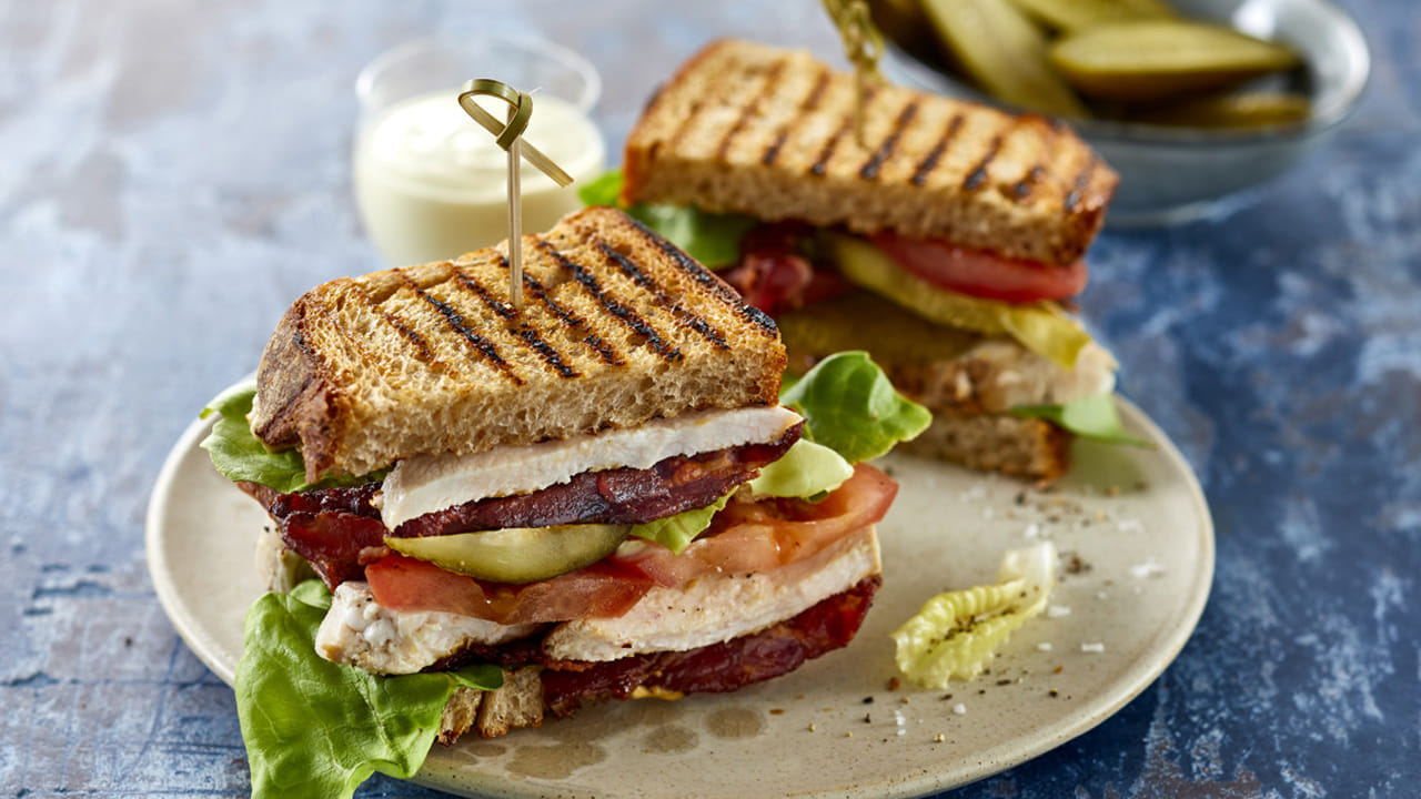 అంతేకాకుండా ఉదయం వేళ హడావిడిలో కూడా మీరు తక్కువ సమయంలో శాండ్విచ్లు తయారు చేసుకోవచ్చు. వాటిని మీ ప్రయాణాలలో కూడా వెంట తీసుకువెళ్లవచ్చు. అందుకే ప్రతిరోజూ అల్పాహారంగా శాండ్విచ్లు తినడం ప్రయోజనకరంగా ఉంటుంది.