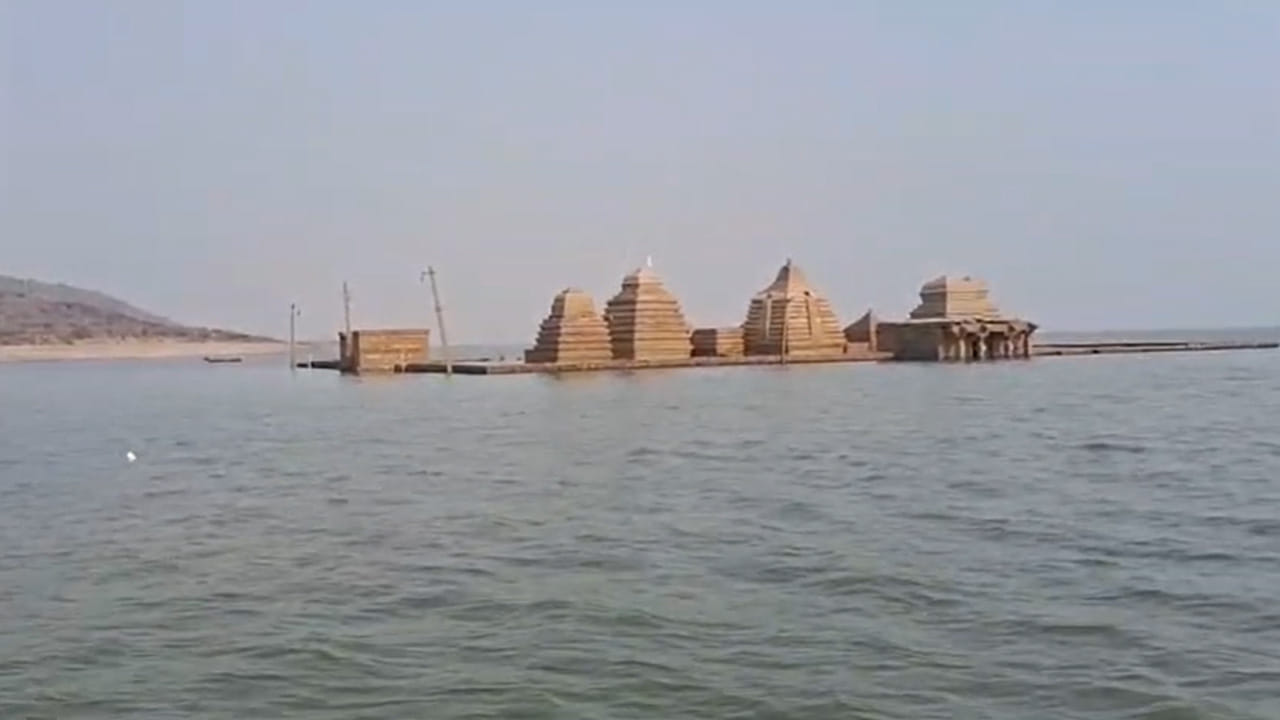 తొమ్మిది నెలలు జలవాసం.. నాలుగు నెలలు జనవాసం.. ఆ పరమశివుడు నీటి అడుగున చేసే తపస్సు ముగిసింది. కృష్ణా నది జల గర్భం నుంచి ఆ మహా శివాలయం మళ్లీ బయటపడింది. ప్రపంచంలోనే అత్యంత అరుదైన పుణ్యక్షేత్రం.. సప్త నదుల సంగమేశ్వరా లయం 9 నెలల నిరీక్షణ తర్వాత భక్తులకు కను విందు చేస్తోంది. ఆ లయకారుని మహిమకు, అద్భుతమైన ప్రకృతి సౌందర్యానికి ప్రతీకగా నిలిచే సంగమేశ్వర క్షేత్రం.