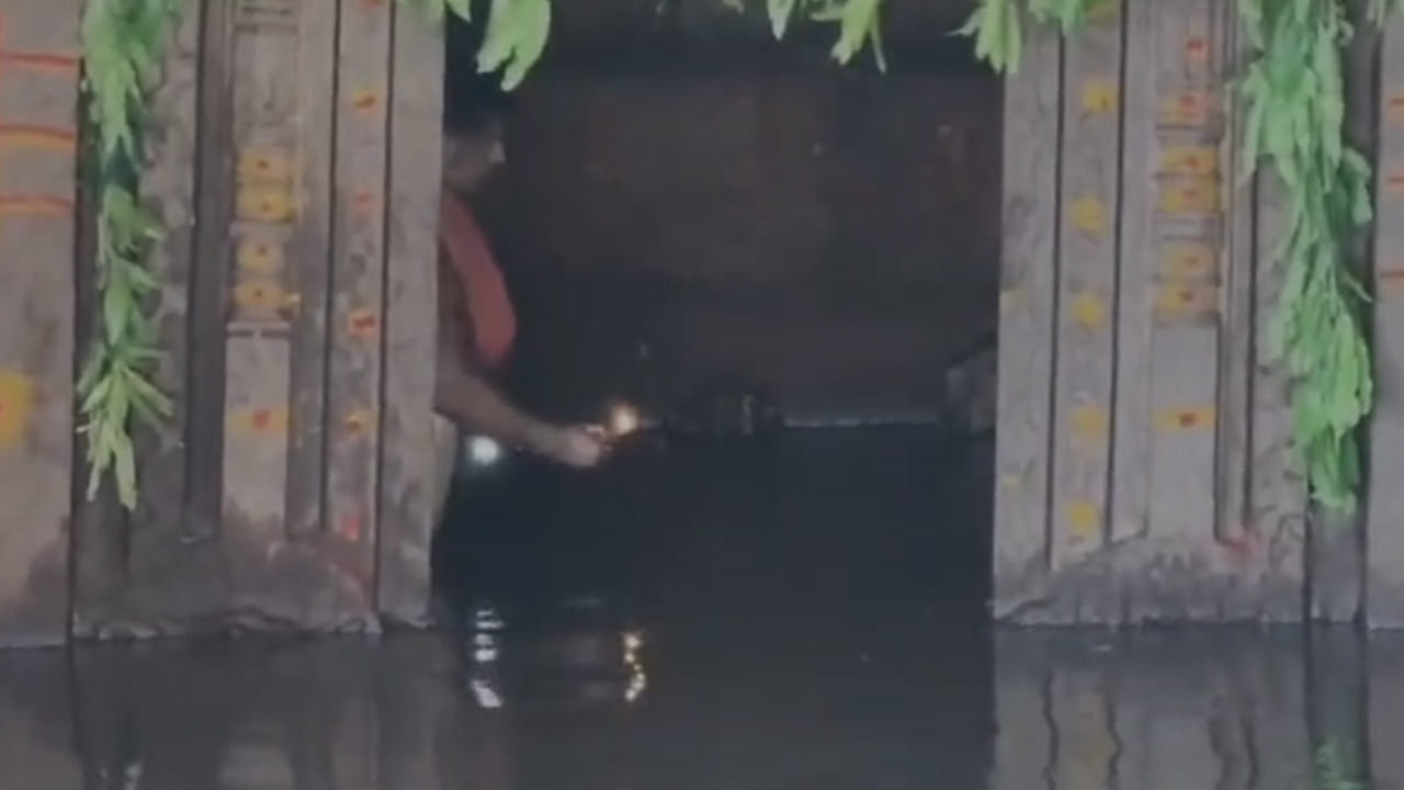 ఉమ్మడి కర్నూలు జిల్లాలోని ప్రముఖ శైవ క్షేత్రం సంగమేశ్వర ఆలయం కృష్ణాజలాల నుంచి పూర్తిగా బయటపడింది. ఆలయ ప్రాంగణంలోని ఉన్న బురదను తొలగించిన శుభ్రం చేసిన తర్వాత ,భీముడు ప్రతిష్టించిన వేప దారు శివలింగానికి ఆలయ అర్చకులు తెలకపల్లి రఘురామ శర్మ సోమవారం తొలి పూజలు చేసే అవకాశం ఉంది