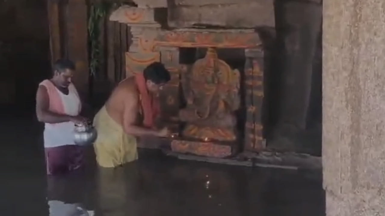 గత ఏడాది జున్15వ తేదీన కృష్ణ జలాల్లో  సప్త నదుల సంగమేశ్వరా లయం పూర్తిగా మునిగిపోయింది. సంవత్సరం మళ్ళీ 9నెలల అనంతరం భక్తులకు స్వామివారి దర్శనం కలిగింది. సోమవారం నుంచి ప్రత్యేక పూజలు అనంతరం భక్తులకు దర్శనం  కల్పిస్తామని ఆలయ అర్చకులు తెలకపల్లి రఘురామ శర్మ అన్నారు.