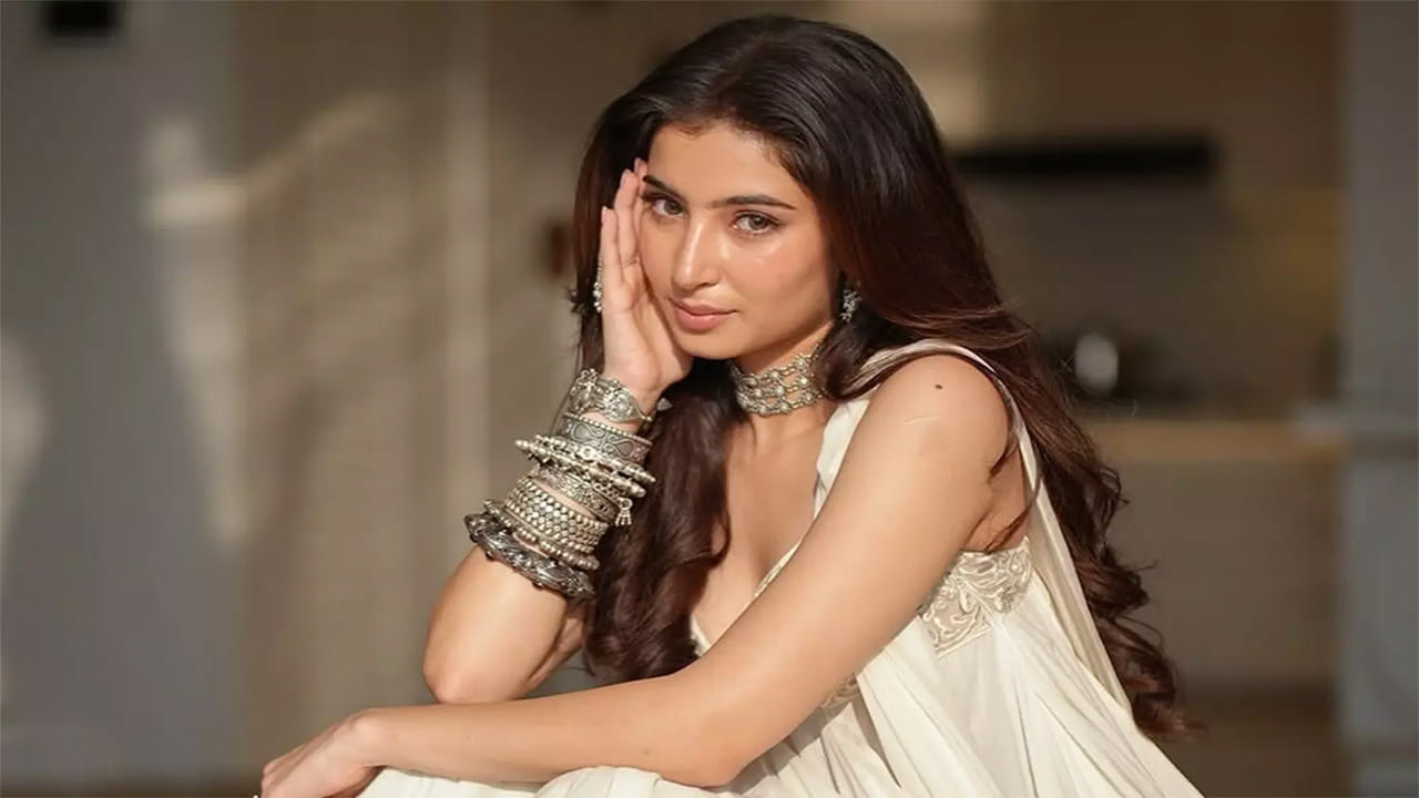 'ధురంధర్' సినిమా భారీ విజయం తర్వాత, సారా అర్జున్‌కు వరుసగా ఆఫర్లు క్యూ కడుతున్నాయి. రణ్‌వీర్ సింగ్, సారా అర్జున్ కాంబినేషన్‌.. బాలీవుడ్ లెజెండ్స్ షారుఖ్, ఐశ్వర్య రాయ్ వంటి పెద్ద స్టార్‌ల జోడీని తలదన్నేలా ఉందని నెట్టింట చర్చలు జరుగుతున్నాయి. 