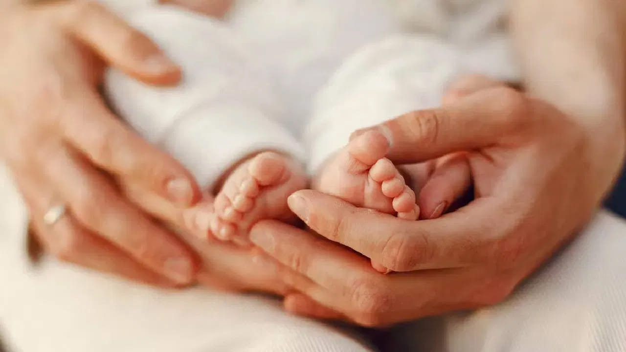 జ్యోతిష్య శాస్త్రంలో వారంలోని ప్రతి రోజుకు ప్రాధాన్యత ఉంది. వారంలో ఒక్కో రోజు పుట్టినవారికి ఒక్కో ప్రత్యేక లక్షణాలు కలిగి ఉంటారు. ఇక,  శనివారం రోజున జన్మించిన స్త్రీ, పురుషుల జీవితం, వారి లక్షణాలు, భవిష్యత్తు, విజయం సాధించడానికి అనుసరించాల్సిన మార్గాలను ఈ వ్యాసంలో వివరంగా తెలుసుకుందాం. జ్యోతిష్య శాస్త్రం ప్రకారం శనివారం పుట్టిన వారికి కొన్ని ప్రత్యేకమైన స్వభావాలు, సవాళ్లు, విజయ రహస్యాలు ఉంటాయి.