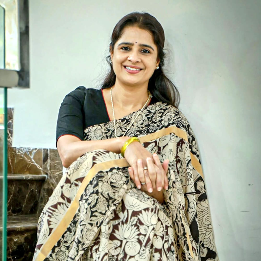 అయితే నాని నటించిన దసరా వంటి సినిమాల్లోని రగ్గడ్ లోకేషన్స్లో, మాస్ స్లాంగ్తో కూడిన పాత్రలు చేయాలనే ఆసక్తి తనకు ఉందని స్పష్టం చేశారు. హైదరాబాద్ స్థానిక మాండలికం మాట్లాడగలనని, తెలంగాణ యాసను కూడా కొంతవరకు మేనేజ్ చేయగలనని, అయితే శ్రీకాకుళం వంటి యాసలు కష్టమని చెప్పారు.