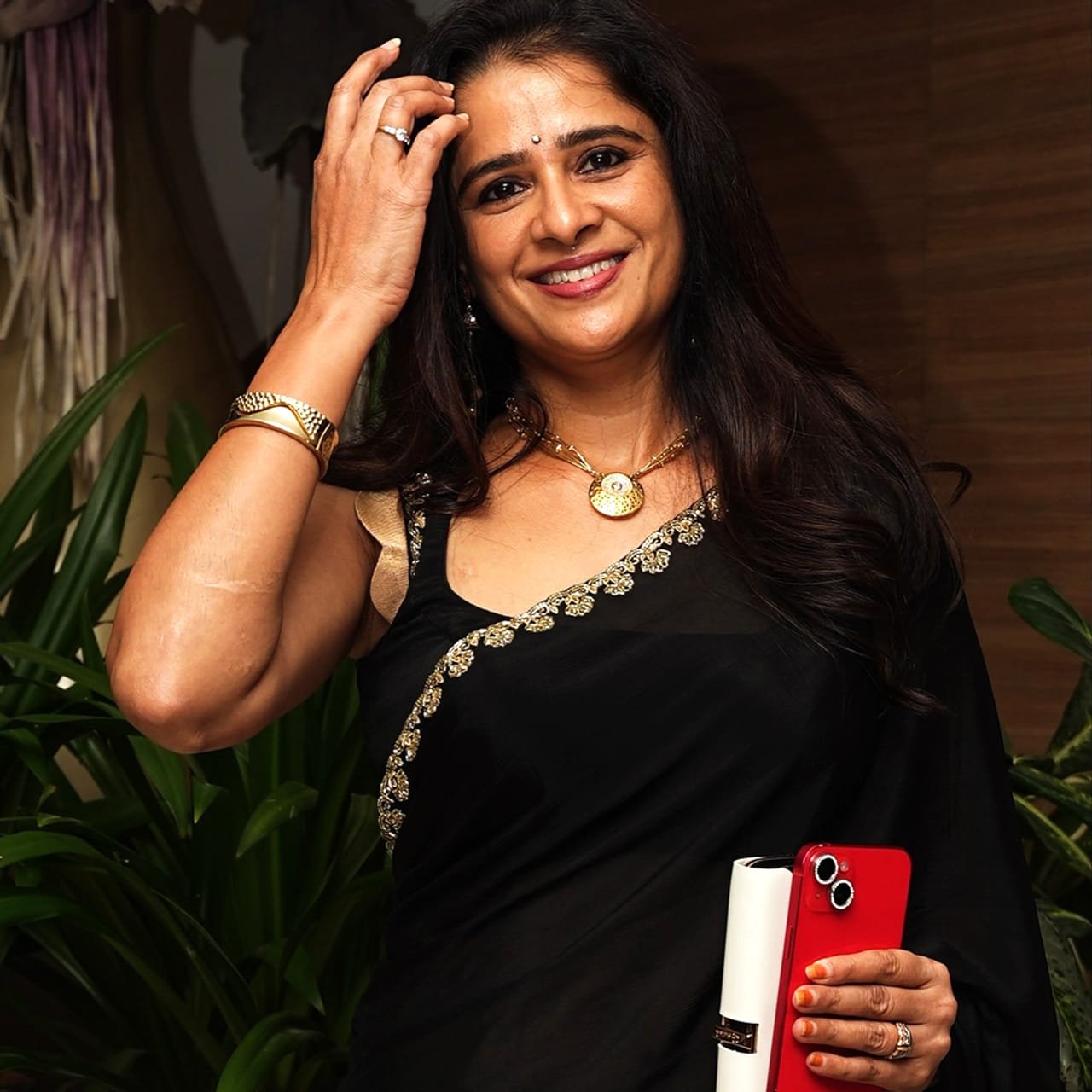 సినిమా ఇండస్ట్రీలో క్యారెక్టర్ ఆర్టిస్ట్ గా తనకంటూ మంచి గుర్తింపు తెచ్చుకున్నారు నటి సత్య కృష్ణ.. ఎన్నో సినిమాల్లో విభిన్నమైన పాత్రలు పోషించి ఆకట్టుకున్నారు. ముఖ్యంగా తల్లి, వదిన, అక్క పాత్రల్లో ఆమె అద్భుతంగా నటించి మెప్పించారు. ఇటీవల కాలంలో ఆమె సినిమాలు కాస్త తగ్గించారు. సత్య కృష్ణ కూతురు కూడా ఇప్పుడు సినిమాల్లో రాణిస్తుంది.