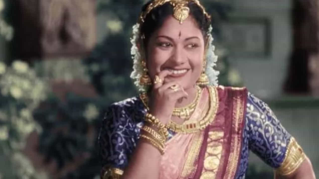 1980 మే నెలలో ఒక కన్నడ చిత్రం షూటింగ్ కోసం సావిత్రి బెంగళూరు వెళ్లారు. మే 10న షూటింగ్లో పాల్గొని హోటల్ గదికి చేరుకున్న తర్వాత తీవ్రమైన అస్వస్థతకు లోనై అపస్మారక స్థితిలోకి వెళ్లిపోయారు. మరుసటి రోజు ఉదయం ఆమె స్పృహలో లేకపోవడం, నోటిలో నుంచి నురగ కారడం గమనించిన హోటల్ సిబ్బంది, యూనిట్ సభ్యులకు సమాచారం అందించారు. వారు ఆమెను ప్రైవేట్ ఆసుపత్రికి తీసుకువెళ్లగా, ఆసుపత్రి సిబ్బంది అడ్మిట్ చేసుకోవడానికి నిరాకరించారు. అంతకుముందే మలయాళ నటి శుభ ఆత్మహత్యకు ప్రయత్నించి, ఆసుపత్రిలో మరణించడంతో ఆమె బంధువులు ఆసుపత్రిపై దాడి చేయడంతో ఆ ఆసుపత్రి సావిత్రిని చేర్చుకోవడానికి భయపడింది. మరో రెండు ఆసుపత్రులు కూడా ఇదే విధంగా నిరాకరించడంతో, చేసేదేమీ లేక శివాజీ నగర్ బస్టేషన్ దగ్గర ఉన్న బేరింగ్ ప్రభుత్వ ఆసుపత్రిలో సావిత్రిని చేర్చారు.