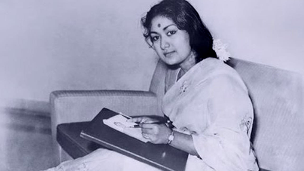 మూడు రోజులపాటు వైద్యులు ప్రయత్నించినా ఆమెలో ఎటువంటి గుణమూ కనిపించకపోవడంతో, మానసిక వ్యాధి నిపుణుడు డాక్టర్ శ్రీనివాసన్ సావిత్రిని పరీక్షించి, మానసికంగా ఆమె బాగానే ఉన్నారని నిర్ధారించారు. అన్ని పరీక్షల తర్వాత ఆమె కోమాలోకి వెళ్ళిపోయారని, బ్రెయిన్ సెల్స్ చాలా వరకు దెబ్బతిన్నాయని వైద్యులు తేల్చారు. సావిత్రి అస్వస్థతకు గురయ్యారని తెలిసినప్పుడు జెమినీ గణేషన్ మలేషియాలో ఉన్నారు. ఆయన తన మొదటి భార్య బాబ్జీని, సావిత్రి కూతురు చాముండేశ్వరిని వెంటనే బెంగళూరు పంపించారు. మే 18న జెమినీ గణేషన్ కూడా బెంగళూరు చేరుకుని, సావిత్రిని పలకరించగా, ఆమె అతి కష్టం మీద ఒక్క క్షణం కళ్ళు విప్పి భర్తను చూసి కన్నీరు పెట్టుకున్నారు కానీ నోట మాట రాలేదు. కన్నడ కంఠీరవ రాజ్ కుమార్ అనేకసార్లు ఆసుపత్రికి వచ్చి సావిత్రిని చూసి వెళ్లారు.
