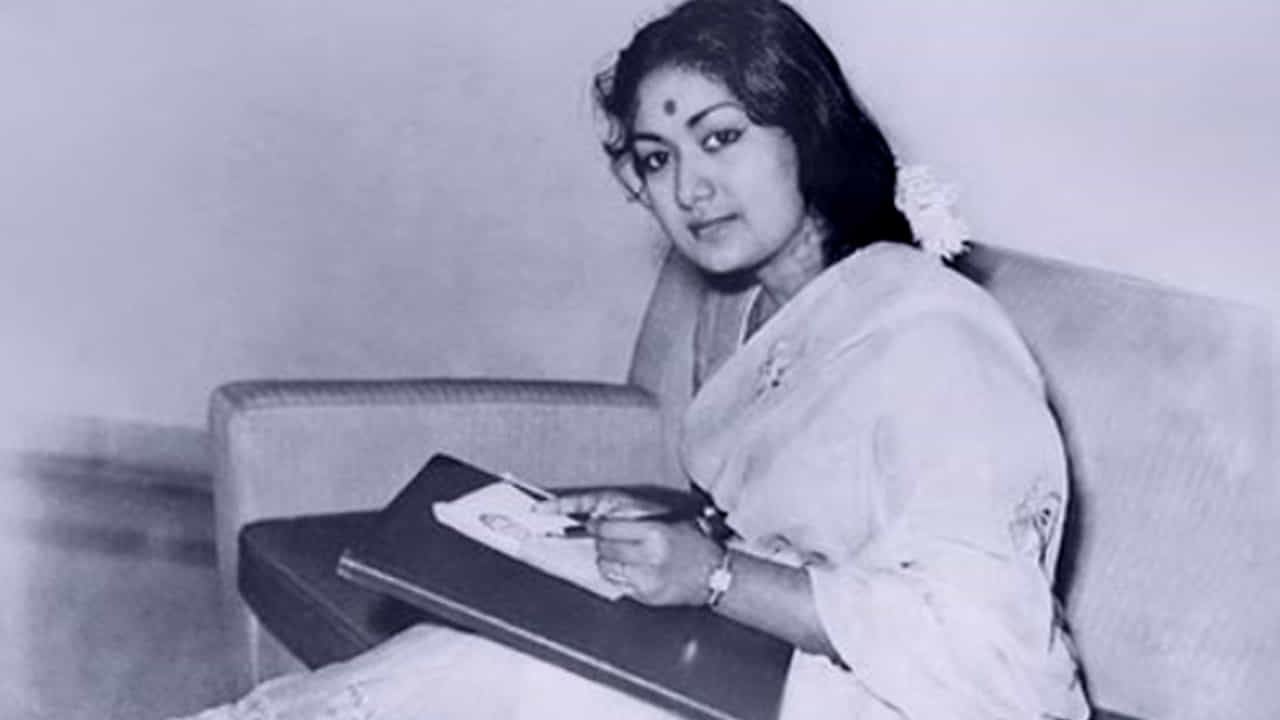 మూడు రోజులపాటు వైద్యులు ప్రయత్నించినా ఆమెలో ఎటువంటి గుణమూ కనిపించకపోవడంతో, మానసిక వ్యాధి నిపుణుడు డాక్టర్ శ్రీనివాసన్ సావిత్రిని పరీక్షించి, మానసికంగా ఆమె బాగానే ఉన్నారని నిర్ధారించారు. అన్ని పరీక్షల తర్వాత ఆమె కోమాలోకి వెళ్ళిపోయారని, బ్రెయిన్ సెల్స్ చాలా వరకు దెబ్బతిన్నాయని వైద్యులు తేల్చారు. సావిత్రి అస్వస్థతకు గురయ్యారని తెలిసినప్పుడు జెమినీ గణేషన్ మలేషియాలో ఉన్నారు. ఆయన తన మొదటి భార్య బాబ్జీని, సావిత్రి కూతురు చాముండేశ్వరిని వెంటనే బెంగళూరు పంపించారు. మే 18న జెమినీ గణేషన్ కూడా బెంగళూరు చేరుకుని, సావిత్రిని పలకరించగా, ఆమె అతి కష్టం మీద ఒక్క క్షణం కళ్ళు విప్పి భర్తను చూసి కన్నీరు పెట్టుకున్నారు కానీ నోట మాట రాలేదు. కన్నడ కంఠీరవ రాజ్ కుమార్ అనేకసార్లు ఆసుపత్రికి వచ్చి సావిత్రిని చూసి వెళ్లారు.