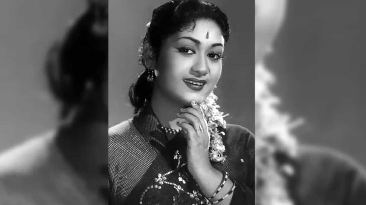 తెలుగు సినిమా స్వర్ణయుగంలో మకుటం లేని మహారాణిగా వెలిగిన సావిత్రి జీవితం, ఆమె పోషించిన పాత్రల వలెనే నాటకీయమైన విషాదంతో ముగిసింది. నటిగా అద్భుతమైన విజయాలు సాధించినా, నిజజీవితంలో ఆమె అనేక ఇబ్బందులను ఎదుర్కొన్నారు. మహారాణిలా జీవించిన ఆమె, చివరికి అనామకంగా ఈ లోకం నుంచి నిష్క్రమించారు. నూరేళ్ల మధురమైన కాలాన్ని 45 ఏళ్లకే శోకమయం చేస్తూ ఆమె వెళ్ళిపోవడం అనేకమందికి విచారం కలిగించింది. తాను అసహ్యించుకున్న ఈ ప్రపంచంలోనే ఏడాదిన్నర పాటు విగతజీవిలా పడి ఉండి, చివరికి 1981 డిసెంబర్ 26న నిశ్శబ్దంగా సెలవు తీసుకుని వెళ్ళిపోయారు.