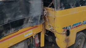 వార్నీ ఇదెక్కడి విడ్డూరం.. పోలీస్‌ స్టేషన్‌లో ఆటోలకు బేడీలు వేసిన