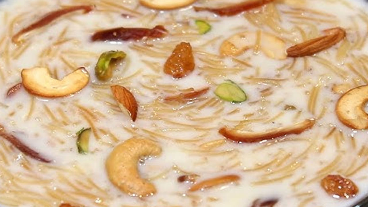 ఇక ఇప్పుడు ఒక పెద్ద పాన్ పెట్టి మూడు కప్పులు పాలు పోసి మరిగించాలి. అవి రంగు మారిన తర్వాత జామ గుజ్జును వేసి, మీడియం మంట మీద 20 నిమిషాల పాటు ఉడికించాలి.