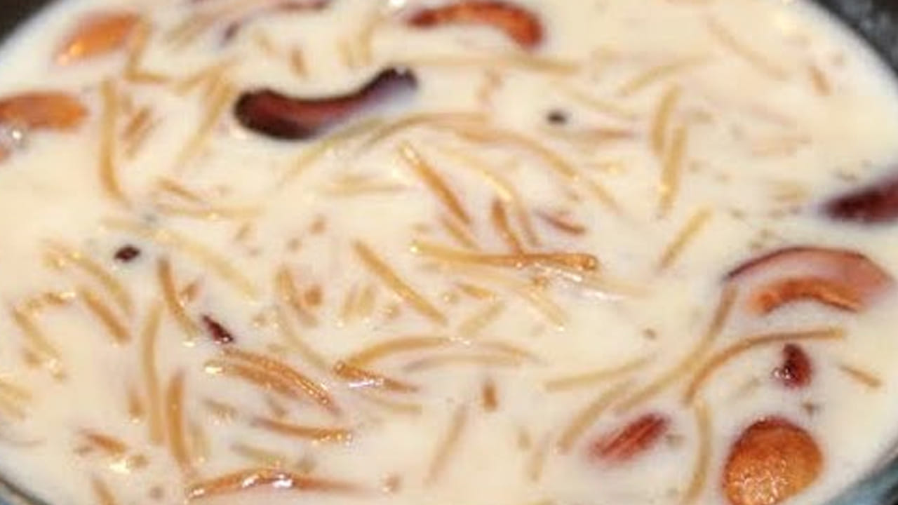 ఆ తర్వాత ముందుగా వేయించుకున్న సేమియా , బెల్లం ముక్కలు, యాలకుల పొడి వేసి అది మెత్తగా అయ్యే వరకు స్టవ్ మీదే ఉంచండి. ఆ తర్వాత 5 బాదం, కిస్మిస్లు, 10 జీడిపప్పు,కూడా వేసి బాగా కలుపుకోవాలి.