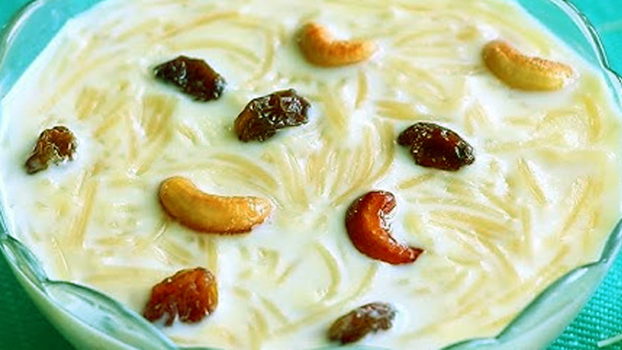 స్టవ్ మీదే 10 నిముషాలు ఉంచి ఆ తర్వాత కిందకు దించేయండి. వేడి మీద ఈ జామకాయ సేమియా స్వీట్ తింటే గిన్నెల మీద గిన్నెలు లాగిస్తూనే ఉంటారు.