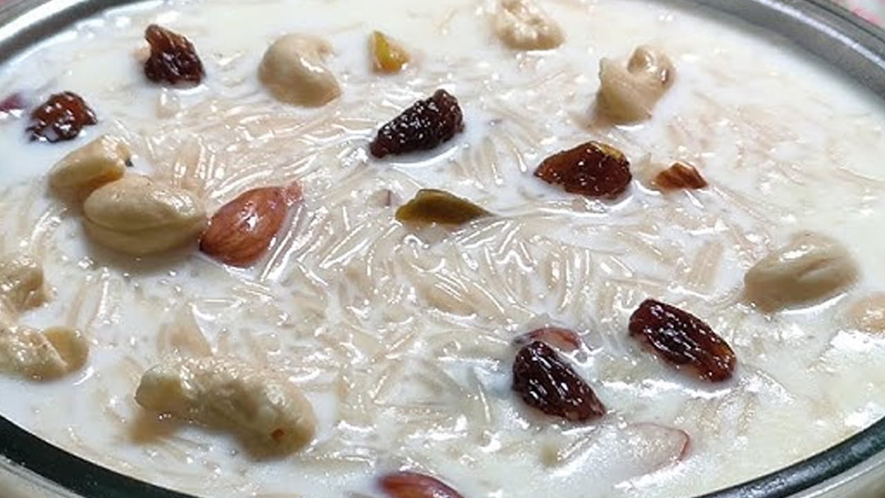 కావాల్సిన పదార్ధాలు : పాలు 3 కప్పులు,5 పండిన జామకాయలు 3, సేమియా , ఒక కప్పు బెల్లం తురుము, అర టీ స్పూన్ యాలకుల పొడి, జీడిపప్పులు, బాదం పప్పులు, కిస్‌మిస్ , మూడు టేబుల్ స్పూన్స్ నెయ్యిను తీసుకోవాలి.