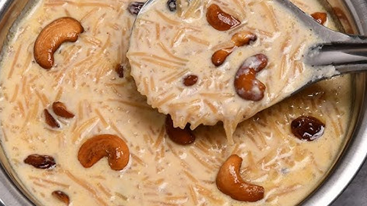 ముందుగా గ్యాస్ వెలిగించి దాని మీద పాన్ పెట్టి, నెయ్యి వేసి మీడియా మంటపై ఉంచాలి. నెయ్యి కాగిన తర్వాత దానిలో 
జీడిపప్పు , కిస్మిస్ కు వేసి బంగారు రంగులోకి మారే వరకు స్టవ్ మీదే ఉంచి బాగా వేయించాలి. ఆ తర్వాత వీటిని ఒక గిన్నెలోకి తీసుకోవాలి. 