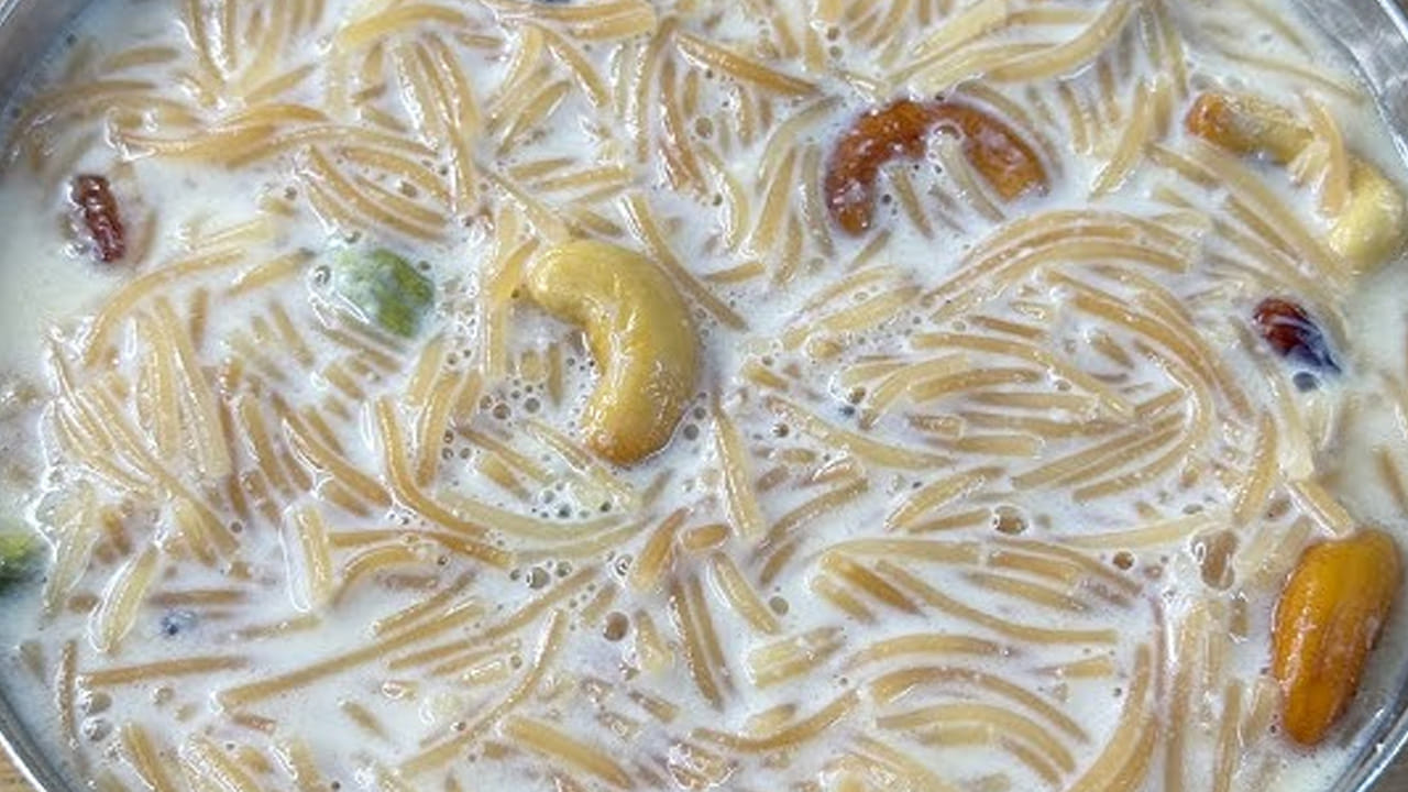 మళ్ళీ అదే పాన్‌లో కొద్దిగా నెయ్యి వేసి అది వేడయ్యాక  సేమ్యా వేసి మీడియా మంటపై ఉంచాలి. సేమ్యా మాడిపోకుండా నెమ్మదిగా కలుపుకోవాలి. అది  గోల్డ్ కలర్లోకి మారే పొయ్యి మీదే ఉంచి బాగా వేయించుకోవాలి. 
