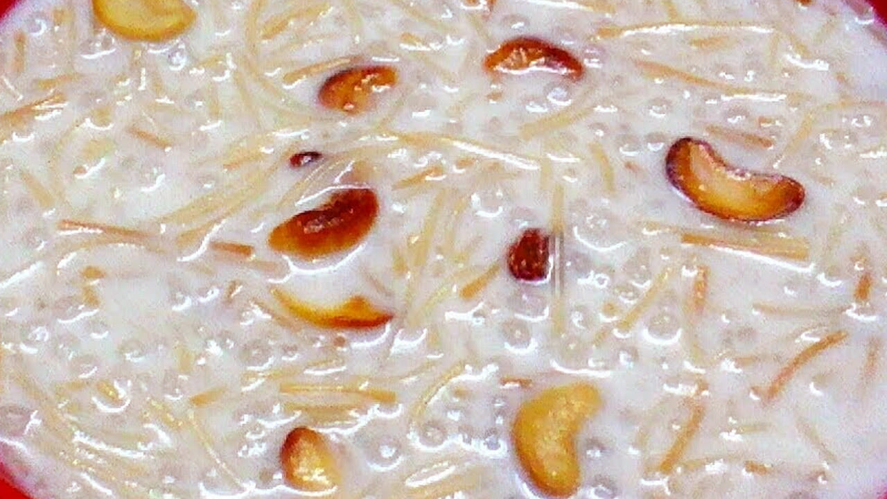 
అదే పాన్‌లో మూడు కప్పుల పాలు పోసి , అవి బాగా మరిగిన తర్వాత మీడియా మంట మీద ఉంచి, సేమ్యా మెత్తగా అయ్యే  వరకు గరిటెతో మిక్స్  అయ్యేలా కలుపుతూ ఉండాలి. సేమ్యా మెత్తగా అవ్వడానికి టైం పడుతుంది, కాబట్టి గ్యాస్ మీదే అలాగే ఉంచుకోవాలి.