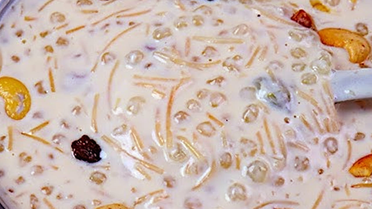 సేమ్యా బాగా ఉడికిన తర్వాత దానిలో పంచదార వేసి బాగా కలుపుకోవాలి. ఆ తర్వాత సేమియా మిశ్రమం పలుచగా అవుతుంది, కాబట్టి పొయ్యి మీదే  ఉంచండి. జీడిపప్పు, కిస్మిస్, యాలకల పొడి వేసి చివర్లో  10 నిమిషాలు ఉంచి కిందకు దించేయడమే. అంతే, వేడి వేడి  
సేమియా పాయసం రెడీ. 
