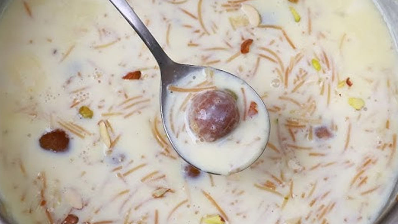 కావాల్సిన పదార్ధాలు: ఒక కప్పు సేమ్యా ,  మూడు కప్పులు పాలు, ఒక కప్పు చక్కెర, మూడు టేబుల్ స్పూన్లు నెయ్యి, అర టీ స్పూన్ యాలకుల పొడి , 10 బాదం పప్పులు, 10 జీడిపప్పులు, 10 కిస్మిస్, పిస్తాలు తీసుకోవాలి. 
