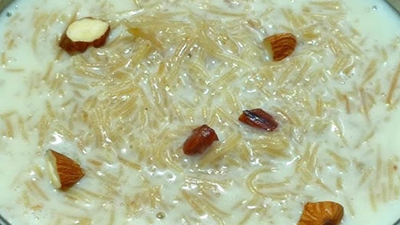 ముందుగా పండిన జామకాయలను తీసుకుని బాగా కడిగి దానిని మిక్సీలో పట్టుకోవాలి. ఈ మిశ్రమాన్ని వడపోసి గింజలను పక్కకు పెట్టి, జామ గుజ్జును తీసుకోవాలి.