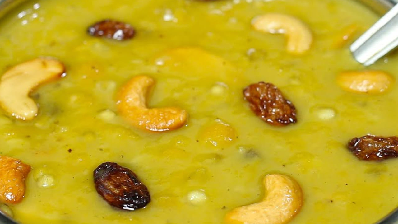 ముందుగా ఒక కప్పు శనగపప్పును తీసుకుని  నానాబెట్టుకోవాలి. ఆ తర్వాత బియ్యాన్ని కూడా తీసుకుని బాగా కడిగి తీసుకుని ఒక గిన్నెలో  పెట్టుకోవాలి.  ఇప్పుడు  బెల్లాన్ని తీసుకుని తురిమి ఇంకో పాత్రలో పెట్టుకోవాలి.