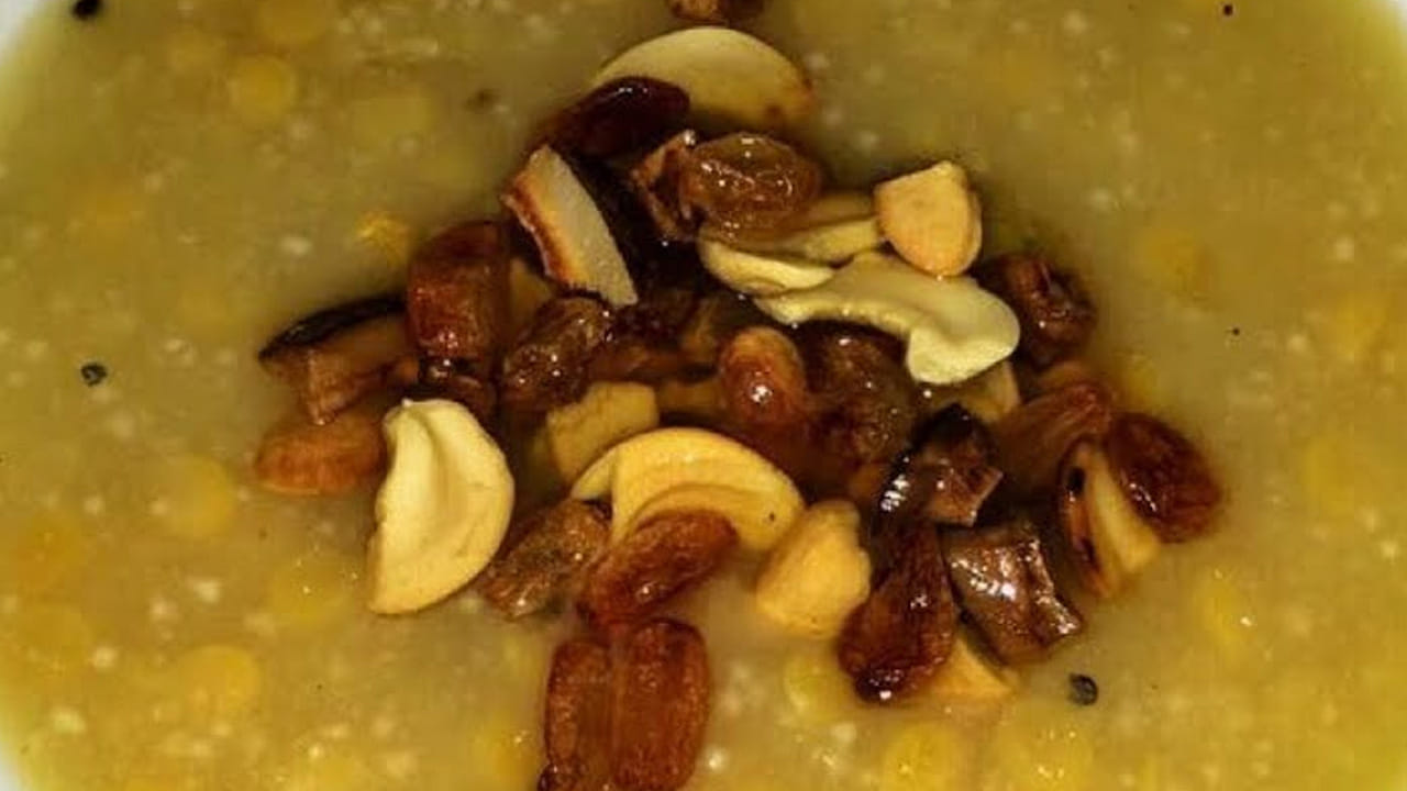 ఇప్పుడు స్టవ్ వెలిగించి ఒక గిన్నె పెట్టి మూడు కప్పుల పాలు పోసి రంగు మారి బాగా మరిగే వరకు స్టవ్ మీదే ఉంచాలి. ఆ తర్వాత దీనిలో తురిమిన బెల్లం, అర టీ స్పూన్ యాలకుల పొడి వేసి ఒక పెద్ద గరిటేతో మిక్స్ చేస్తూ తిప్పాలి.