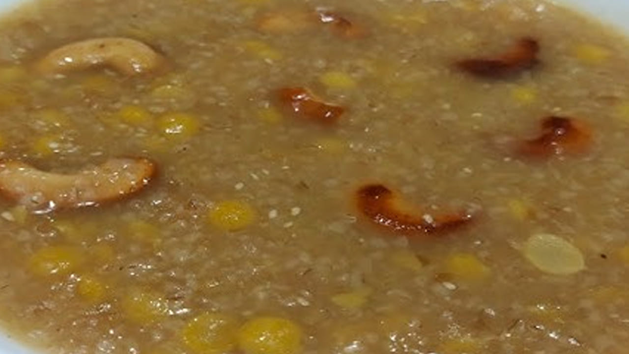 పాలు మరిగిన వెంటనే ముందుగా కడిగి పెట్టుకున్న బియ్యం, నానబెట్టుకున్న శనగపప్పు వేసి, మీడియం మంట మీద ఉంచి 10 నిమిషాల పాటు స్టవ్ మీదే ఉడికించాలి. శనగపప్పు బియ్యంలో కలిసి పోయే వరకు పొయ్యి మీదే అలాగే ఉంచండి.