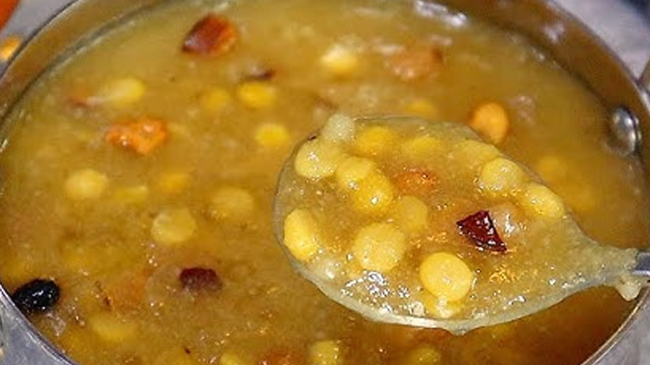 బియ్యం, శనగపప్పు పప్పు ఉడికిన తర్వాత పాన్ పెట్టి  రెండు టేబుల్ స్పూన్స్ నెయ్యి, అది కాగిన తర్వాత బాదం పప్పులు,  కిస్‌మిస్‌లను కూడా వేసి గోల్డ్  మారే వరకు బాగా వేయించి దీనిని పాయసంలో వేసి బాగా మిక్స్ అయ్యేలా కలుపుకోవాలి. అంతే, వేడి వేడి శనగపప్పు పాయసం రెడీ.