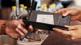 రెస్టారెంట్‌లో సర్వీస్ ఛార్జ్ ఖచ్చితంగా చెల్లించాల్సిందేనా..?