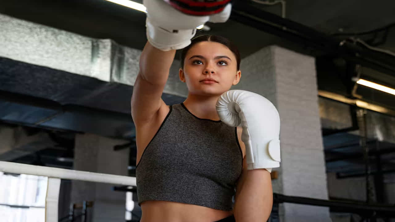 షాడో బాక్సింగ్ (Shadow Boxing): గాలిలో బాక్సింగ్ చేస్తున్నట్లుగా చేతులను వేగంగా ముందుకు చాచడం వల్ల చేతుల్లో రక్తప్రసరణ పెరిగి, కొవ్వు కణజాలం వేగంగా కరుగుతుంది.
ఏ వ్యాయామం చేసినా నిలకడ (Consistency) ముఖ్యం. వారానికి కనీసం 5 రోజులు ఈ వ్యాయామాలు చేస్తూ, తగినంత నీరు త్రాగడం, జంక్ ఫుడ్కు దూరంగా ఉండటం వల్ల మీరు ఆశించిన ఫలితాలను పొందుతారు.