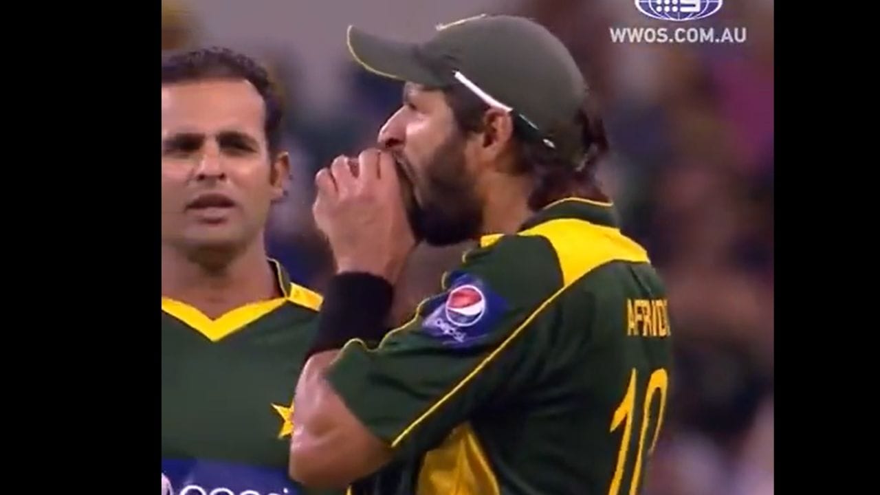 4. షాహిద్ అఫ్రిది (2010): బంతిని కొరికిన వింత ఘటన: క్రికెట్ హిస్టరీలో అత్యంత వింతైన బాల్ టాంపరింగ్ ఘటన షాహిద్ అఫ్రిదిది. 2010లో ఆస్ట్రేలియాపై జరిగిన వన్డేలో అఫ్రిది బంతిని నోటితో కొరుకుతూ కెమెరాకు దొరికిపోయాడు. అప్పట్లో ఆయన "నేను బంతిని వాసన చూస్తున్నాను" అని చెప్పడం హాస్యాస్పదంగా మారింది. దీనికి శిక్షగా ఆయనపై రెండు టీ20ల నిషేధం విధించారు.