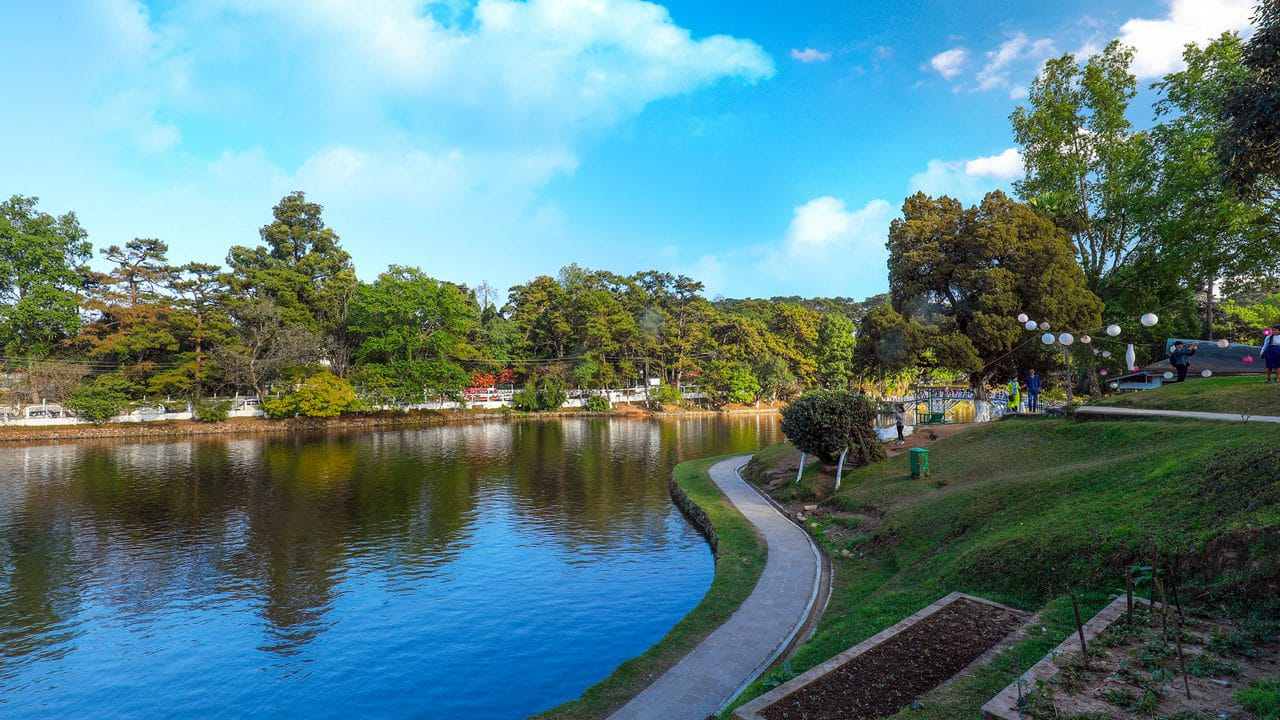 
షిల్లాంగ్, మేఘాలయ.. పైన్ అడవులు, జలపాతాలు,      సాంస్కృతిక వైభవంతో షిల్లాంగ్ ఒక ప్రత్యేక గమ్యస్థానం. మీరు ఏ హిల్ స్టేషన్‌ను ఎంచుకున్నా, ఈ పర్వత ప్రాంతాలు వేసవి వేడి నుంచి సేదతీరే ఉపశమనాన్ని అందిస్తూ, మనసును ప్రశాంతంగా ఉంచుతాయి. ప్రకృతిని ఆస్వాదిస్తూ, జీవించడానికి ఇవి అద్భుతమైన ప్రదేశాలు. 