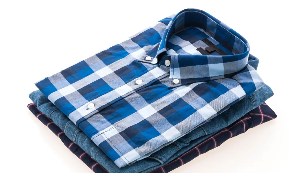 అన్ని చొక్కా బటన్లు డిజైన్ లేదా ఫ్యాషన్ కోసం కాదు. దీనివెనుక ఒక ముఖ్యమైన సాంకేతిక కారణం ఉంది. చొక్కా ఈ డిజైన్ బటన్ విరగకుండా నిరోధిస్తుంది. రోజంతా కాలర్ సరిగ్గా సరిపోయేలా చేస్తుంది. చొక్కా కాలర్ దగ్గర ఉన్న ఈ బటన్ శరీర కదలికల వల్ల ఎక్కువ ఒత్తిడిని అనుభవిస్తుంది. మనం తినేటప్పుడు మెడను కదిలించినప్పుడు, గొంతు ఎత్తినప్పుడు ఈ బటన్ లాగబడుతుంది.