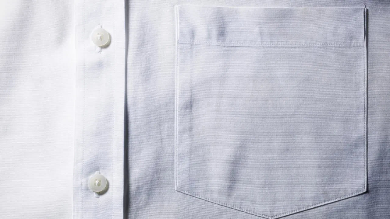 వస్త్రంపై ఒత్తిడిని ప్రయోగించినప్పుడు బటన్ నిలువు లూప్‌ల నుంచి సులభంగా జారిపోతుంది. అయితే క్షితిజ సమాంతర లూప్‌లలో బటన్ లూప్ చివర ఇరుక్కుపోతుంది. ఇది చొక్కా దానంతట అదే తెరుచుకునే ప్రమాదాన్ని తొలగిస్తుంది. చొక్కా కింది బటన్లు నిలువుగా ఉంటాయి. తద్వారా అవి ఎక్కువ ఒత్తిడికి గురికావు. దీనివల్ల చొక్కా ధరించడం, తీయడం చాలా సులభం అవుతుంది. చొక్కా మొత్తం ఫిట్టింగ్ కోసం కాలర్ బటన్ సరైన ప్లేస్‌మెంట్ ముఖ్యం. అడ్డంగా ఉన్న బటన్ చొక్కాను మెడ వద్ద సురక్షితంగా లాక్ చేస్తుంది. ఇది కాలర్ స్థానం నుంచి బయటకు కనిపించకుండా ఉంచుతుంది. చొక్కాకు ప్రొఫెషనల్ లుక్ ఇస్తుంది.