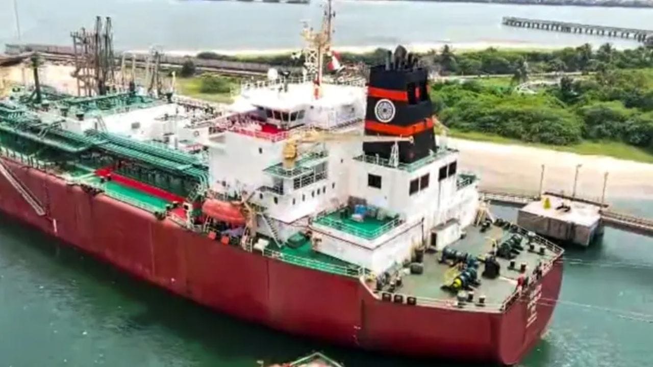 భారత్‌ రావాల్సిన నౌకలు అక్కడే చిక్కుకుపోవడంతో దేశంలో ఎల్‌పీజీ కొరత ఏర్పడింది. తర్వాత చాలా రాష్ట్రాల్లో హోటల్‌లు, రెస్టారెంట్‌లు మూతపడ్డాయి. దీంతో భారత విదేశాశంగా శాఖ ఇరాన్‌తో చర్చలు జరిపి హర్ముజ్ నుంచి రెండు నౌకలను రిలీజ్ చేయాలని కోరింది. దీనికి సానుకూలంగా స్పందించిన ఇరాన్ రెండు నౌకలను హార్ముజ్ జలసంధి గుండా వెళ్లేందుకు పర్మిషన్ ఇచ్చింది. 