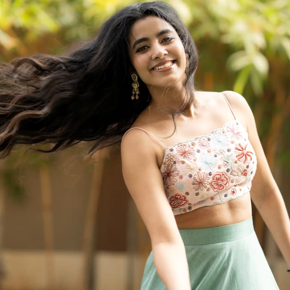 హీరోయిన్ శివాని నాగారం గురించి ప్రత్యేకంగా పరిచయం అక్కర్లేదు. షార్ట్ ఫిల్మ్స్ నుంచి సినీరంగంలోకి అడుగుపెట్టిన ఈ ముద్దుగుమ్మ.. ఒక్క సినిమాతోనే సెన్సేషన్ అయ్యింది. లిటిల్ హార్ట్స్ సినిమాతో తెలుగులో పాపులర్ అయ్యింది. ఇటీవలే  హే బలవంత్ సినిమాలో నటించింది. 