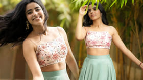 అందంతో కట్టిపడేస్తున్న లిటిల్ హార్ట్స్ బ్యూటీ..