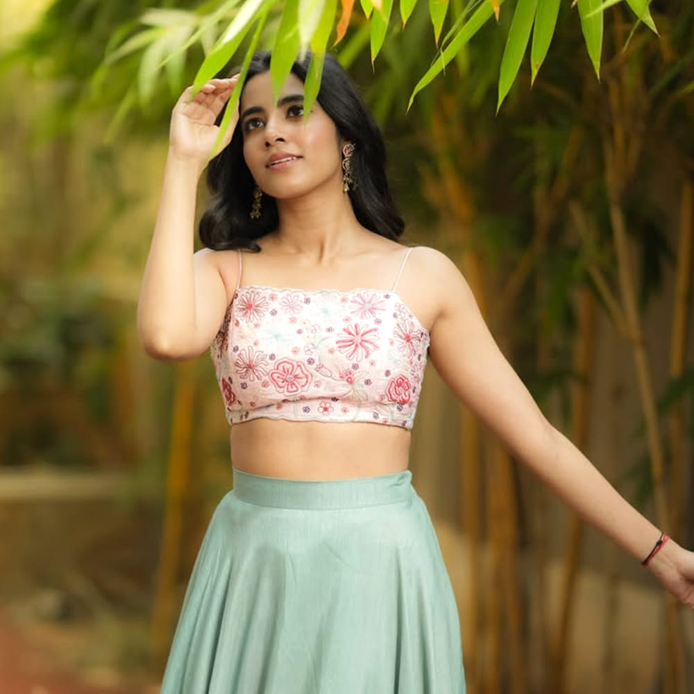 తాను సినిమాల ఎంపికలో “క్వాలిటీ ఓవర్ క్వాంటిటీ”కి ప్రాధాన్యత ఇస్తానని, ఎన్ని సినిమాల్లో నటించామన్నది కాదని, ఎలాంటి కంటెంట్ ఉన్న సినిమాల్లో నటించామన్నదే ముఖ్యమని నమ్ముతానని చెప్పుకొచ్చింది..అలాగే ఓ ఇంటర్వ్యూలో మాట్లాడుతూ ఓ హీరో గురించి చెప్పింది. 