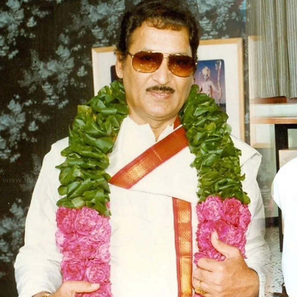 శోభన్ బాబు గురించి మాట్లాడుతూ..పరిశ్రమలో అనేక మందికి ఆయన పెట్టుబడుల గురించి సలహాలు ఇచ్చారని, చాలా మంది ఆయన మాట విని జీవితంలో స్థిరపడ్డారని సుమన్ అన్నారు. దోషి నిర్దోషి సినిమా సమయంలో శోభన్ బాబు గారితో తనకున్న పరిచయాన్ని గుర్తుచేసుకున్నారు. శోభన్ బాబు గారు LIC పాలసీలు, బాండ్‌ల గురించి వివరించేవారని తెలిపారు.