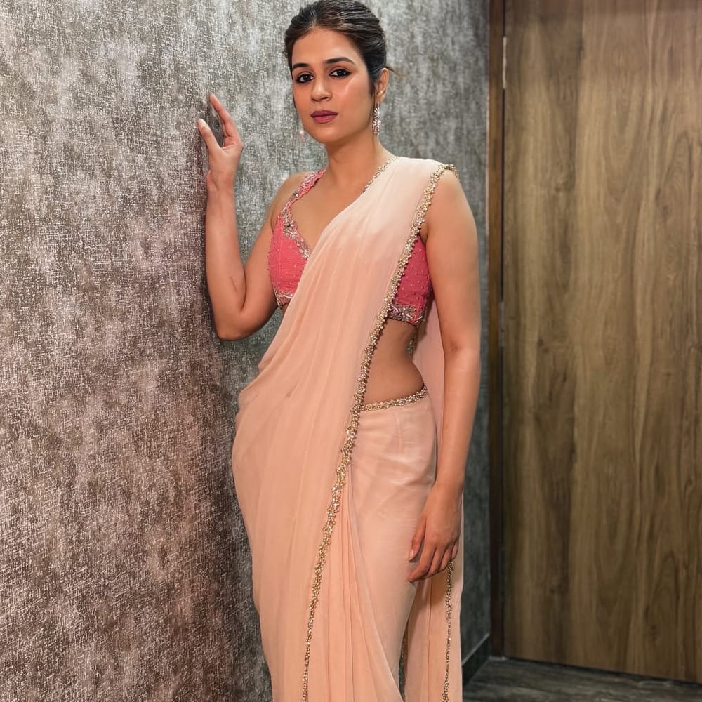 తొలి చిత్రంలోనే ఆమె అద్భుతమైన నటన అందరి దృష్టిని ఆకర్షించింది. ఆ తర్వాత ఆమెకు తెలుగులో మంచి ఆఫర్స్ వచ్చాయి. శ్రద్ధను చిత్ర పరిశ్రమలో "సీక్వెల్ క్వీన్" అని పిలుస్తారు. ఎందుకంటే ఆమె ఆర్య 2, నాగవల్లి సీక్వెల్స్‌లో కీలక పాత్రలు పోషించింది. 2010లో, శ్రద్ధా "లాహోర్" చిత్రంతో "ఇడా" పాత్రలో బాలీవుడ్‌లోకి అడుగుపెట్టింది.  