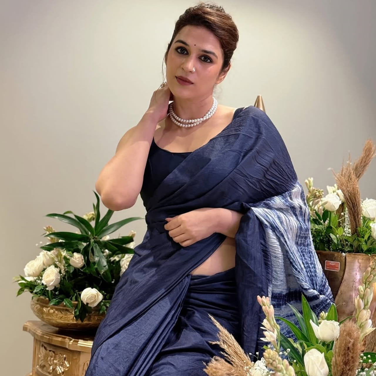 హీరోయిన్ శ్రద్ధా దాస్ గురించి ప్రత్యేకంగా చెప్పక్కర్లేదు. జర్నలిజం చదువుతూ సినీరంగంలోకి అడుగుపెట్టింది. ముంబైలోని బెంగాలీ కుటుంబంలో జన్మించిన. ఆమె ముంబై విశ్వవిద్యాలయం నుండి బ్యాచిలర్ ఆఫ్ మాస్ మీడియా (జర్నలిజం) డిగ్రీని పొందింది. ఆమె జర్నలిస్ట్ కావాలని అనుకున్నారు, కానీ అనుహ్యంగా మోడలింగ్ ప్రపంచంలోకి అడుగుపెట్టింది. 