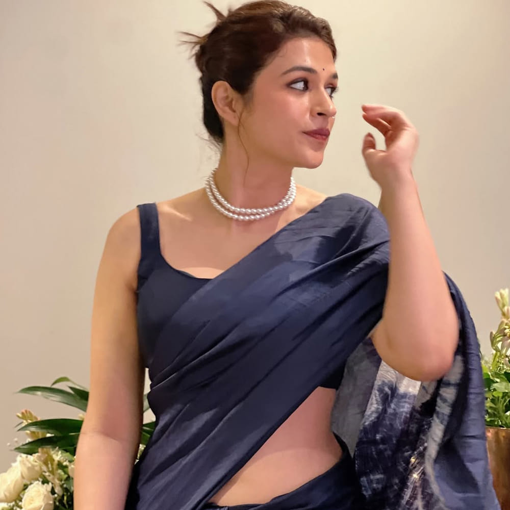 సినిమాలతో పాటు, వెబ్ సిరీస్‌లు మరియు, టీవీ షోలలో కూడా ఆమె ప్రతిభను ప్రదర్శించింది. మరోవైపు సోషల్ మీడియాలో గ్లామరస్ ఫోటోస్ షేర్ చేస్తూ తెగ సెన్సేషన్ అవుతుంది. ఇప్పుడు ఈ ముద్దుగుమ్మ ఫోటోస్ అందరి దృష్టిని ఆకర్షిస్తున్నాయి. 