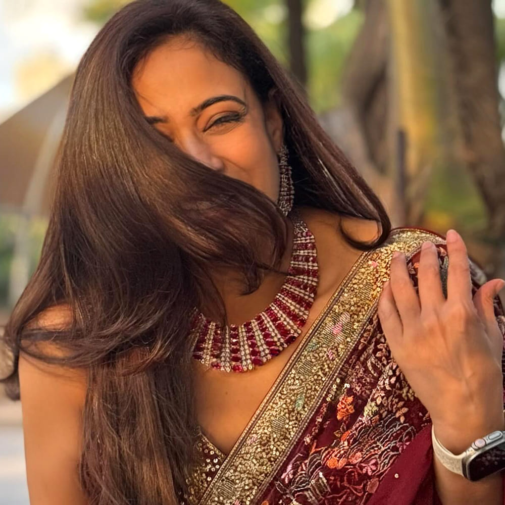 ఇంతకీ ప్రస్తుతం ఆమె ఆస్తులు రూ.83 కోట్లు. అంతేకాదు.. ఆమె వయసు ఇప్పుడు 44 సంవత్సరాలు. కానీ ఇప్పటికీ ఏమాత్రం తగ్గని అందంతో పాతికేళ్ల హీరోయిన్లకు గట్టిపోటినిస్తుంది. ఆమె ఎవరో కాదు బాలీవుడ్ అందాల భామ శ్వేతా తివారి. బాలీవుడ్ లో ఈ అమ్మడు సినిమాలు, సీరియల్స్ చేసి పాపులర్ అయ్యింది. కాగా ఈ అమ్మడి కి 18 ఏళ్లకే వివాహం జరిగింది.